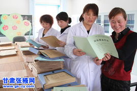 工作人员核对资料