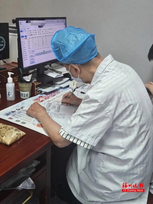 医生正在书写病历
