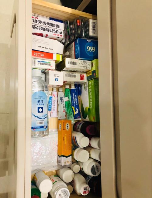 病房床头柜上的药瓶